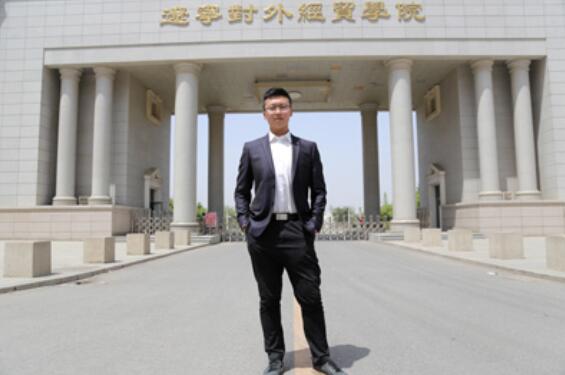 2013届学生陈晔，现为辽宁对外经贸学院2016级某班班长，院学生会干部