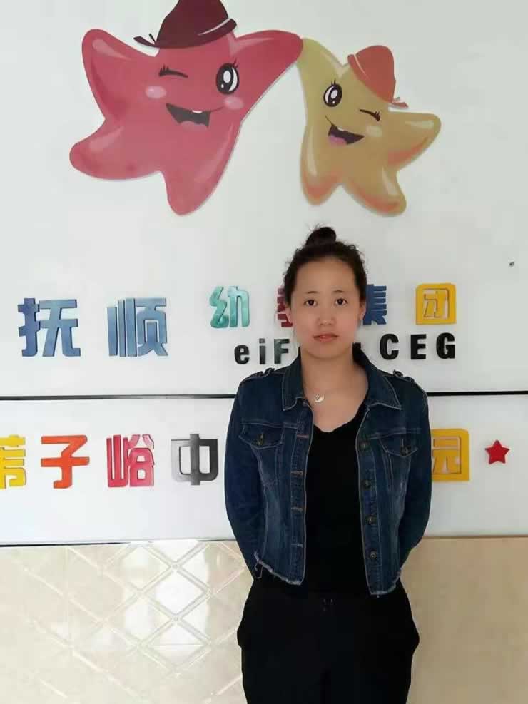 李月言 2014届学前教育专业毕业生 现工作于新宾县苇子峪小学幼儿园.jpg